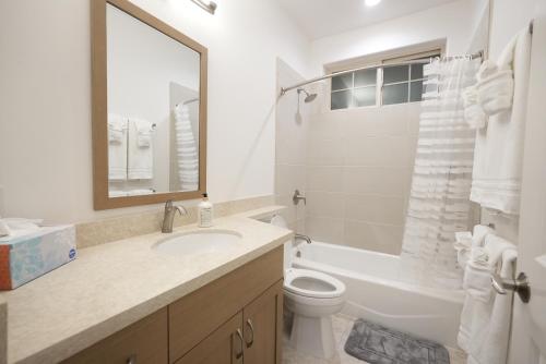 Ένα μπάνιο στο Paradise Ohana Ocean View Oasis with community Pool, Spa, Gym and Rec Area with PingPong, Air Hockey and Foosball
