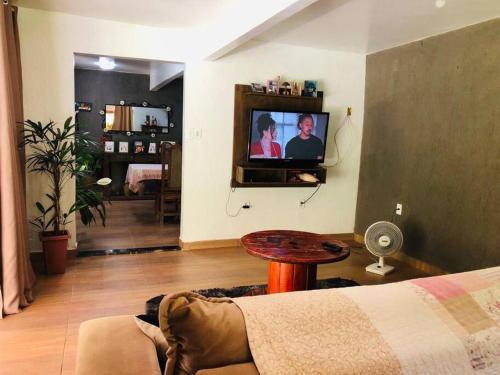 Μια τηλεόραση ή/και κέντρο ψυχαγωγίας στο Sítio aconchegante em Sana !