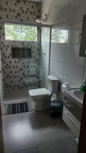 a bathroom with a toilet and a sink at Residencial Mineiro- apartamento de 02 quartos in Itapoa