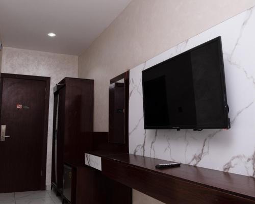 Una televisión o centro de entretenimiento en Formula 2 Hotels and Suites