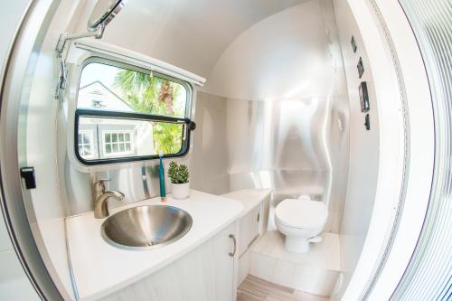 Koupelna v ubytování Off Grid RV Bermuda