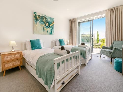 a bedroom with two twin beds and a window at Seabreeze in Saint Mawes