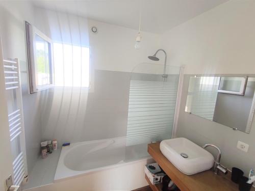 une salle de bain avec une baignoire, des toilettes et un lavabo dans l'établissement Maison Sarzeau 6 pers - Entre plage et commerces, animaux admis - FR-1-639-127, à Sarzeau