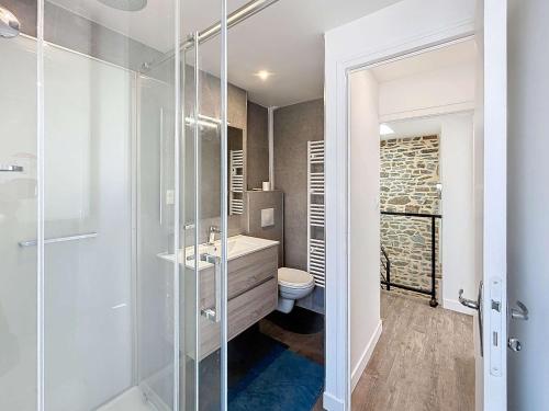 une salle de bain avec une douche en verre et des toilettes dans l'établissement Maison cosy cœur de ville, 200m plage, 2 chambres - FR-1-361-556, à Saint-Pair-sur-Mer