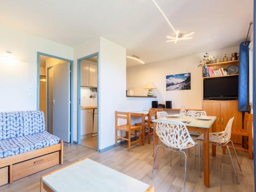 un salon avec un canapé et une table dans l'établissement Appartement chaleureux pour 8 personnes proche des pistes - FR-1-695-59, à Gouaux-de-Larboust