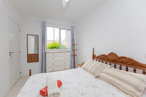 Ένα ή περισσότερα κρεβάτια σε δωμάτιο στο Santorini Home Club | 250m da praia central | Piçarras