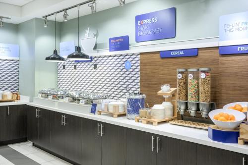 a store with a counter with food on it at Holiday Inn Express & Suites - Gilbert - East Mesa by IHG in Gilbert