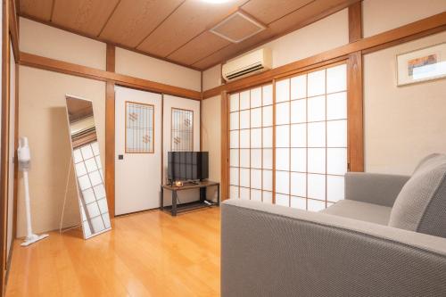 Kamitagata House in Nakano Sleeps 7Just Steps from Araiyakushi-Mae Station