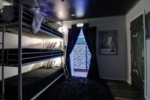 Postel nebo postele na pokoji v ubytování The Space Place Family-Friendly Cosmic-Themed Getaway Near Attractions in Broken Arrow, Oklahoma