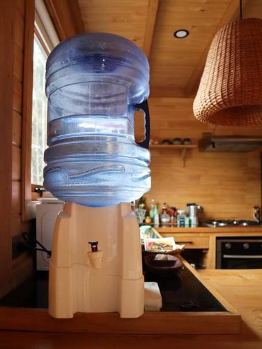 a bottle of water is sitting on top of a blender at Refugio Mayapehue, Lago Natri Chiloé in El Púlpito