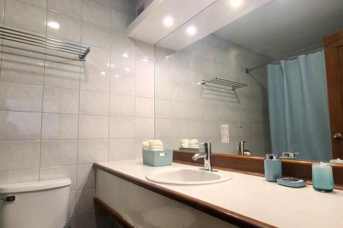 Koupelna v ubytování Suite en el corazón de Quito