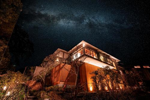 a house is lit up at night at プライベートリゾート星垂 in Atami
