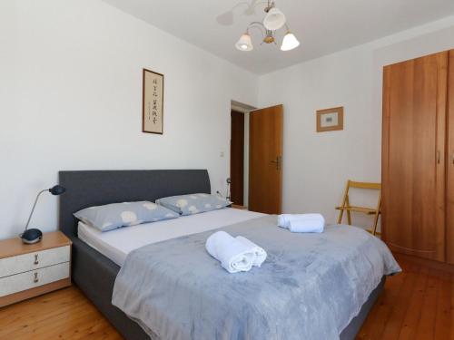 Un pat sau paturi într-o cameră la Apartment Perina - Comfort Two Bedroom Apartment with Terrace and Sea View