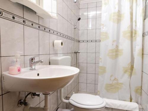 Ένα μπάνιο στο Apartments Villa Nikol - Standard Two Bedroom Apartment with Sea View APT 1