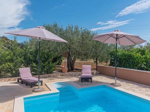 Apartment with swimming pool and 2 rooms