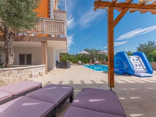 Apartment with swimming pool and 2 rooms