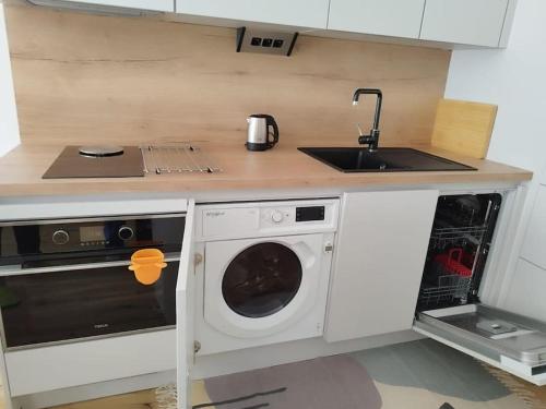 A kitchen or kitchenette at Apartment in the City Centre - FREE GARAGE PARKING