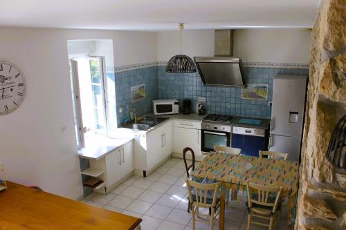 une cuisine avec une table et une salle à manger dans l'établissement 14 maison 6 pers Les Gîtes Bigoudens, à Plonéour-Lanvern