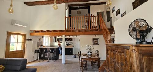 - un salon avec un escalier en colimaçon dans une maison dans l'établissement Superbe loft du vigneron, à La Crau