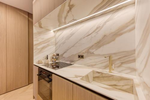 La salle de bains est pourvue d'un comptoir en marbre et d'un lavabo. dans l'établissement Prestige l 3CH l 2SDB l Clim l Louvre, à Paris