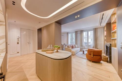 un salon avec une table et un canapé dans l'établissement Prestige l 3CH l 2SDB l Clim l Louvre, à Paris