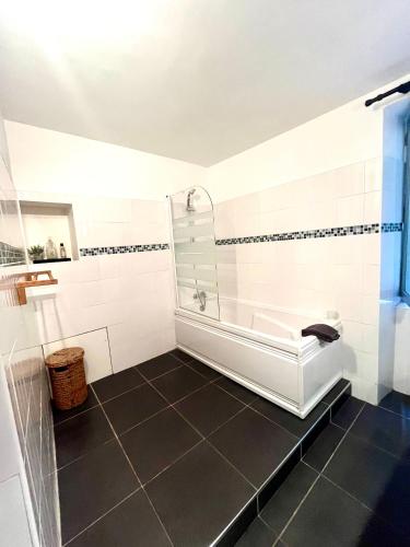 une salle de bain blanche avec une baignoire et un lavabo dans l'établissement Maison du Vigneron, à Vézénobres