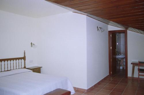 Hostal Fondevilaにあるベッド