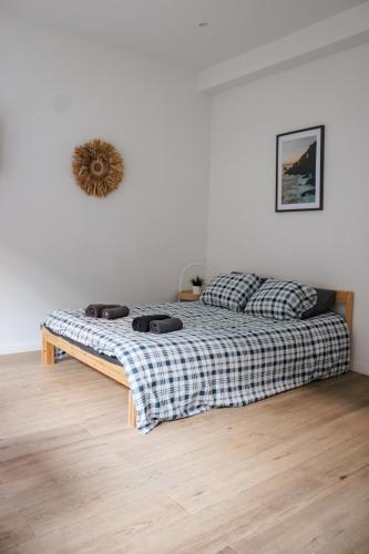 a bedroom with a bed with a checkered blanket at Studio Bethel in Liège