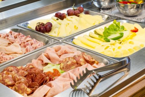 ホテルの敷地内または近くでの食事または食べ物