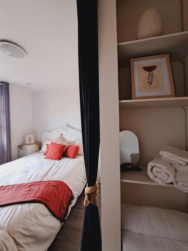 Photo de la galerie de l'établissement Charmant Duplex à Thiers, vue sur la chaîne des Puys, à Thiers