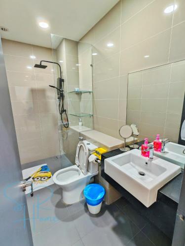 a bathroom with a sink and a toilet and a mirror at Sunway GRID by SR Home in Kampong Pendas