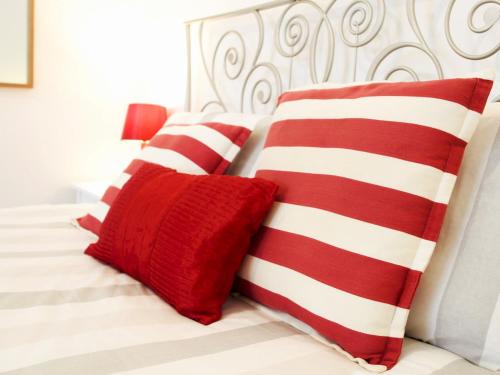 Una cama o camas en una habitación de Pass the Keys Home With Hot Tub Close to Beach