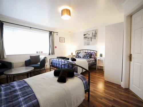 Una cama o camas en una habitación de Pass the Keys Home With Hot Tub Close to Beach