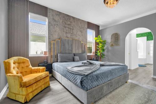 Katil atau katil-katil dalam bilik di Beautiful 5BR 4 baths Themed home near Disney and Universal, Private Pool, Gameroom, baby Crib and more