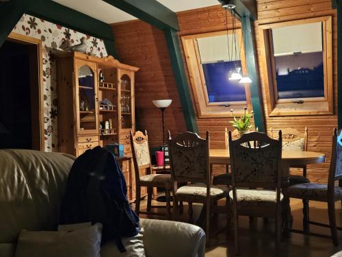 ein Wohnzimmer mit Tisch und Stühlen in der Unterkunft Ferienhaus 196 in Fedderwardersiel in Fedderwardersiel