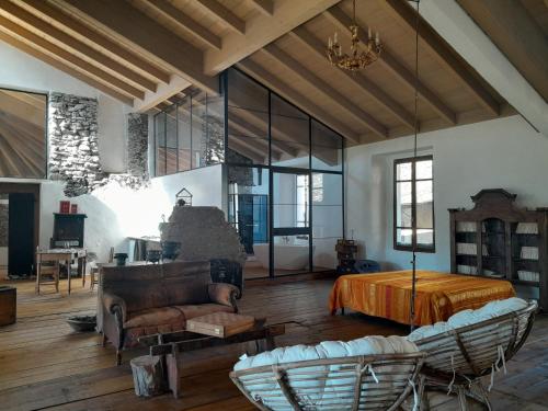 un salon avec un canapé et un lit dans l'établissement B&B Cantine Marchesi, à San Bernardo