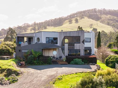 una casa en la cima de una colina en Quarry Hill Lookout, en Dover