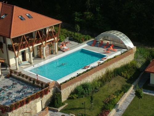 uma vista superior de uma piscina ao lado de uma casa em Szalajka Liget Hotel és Apartmanházak em Szilvásvárad