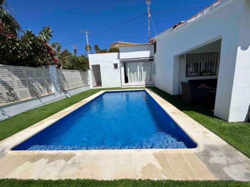 a swimming pool in the yard of a house at Espectacular villa junto a la playa, piscina privada y vistas al mar in Calpe