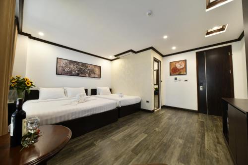 Postel nebo postele na pokoji v ubytování Kingdom Hotel Hanoi