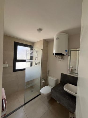 赫尔格达Cozy 2BR Seaview loft in Mesca Somabay的带马桶和水槽的浴室