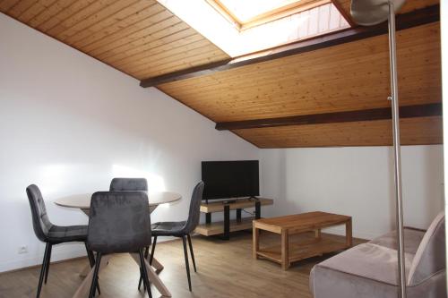 Televisyen dan/atau pusat hiburan di Résid'Spa Loire & Sèvre - Appartement