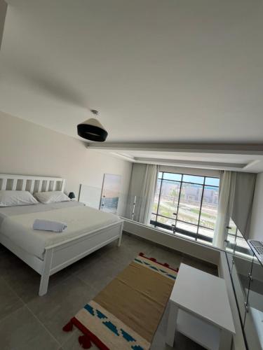 Katil atau katil-katil dalam bilik di Cozy 2BR Seaview loft in Mesca Somabay
