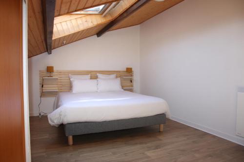 Katil atau katil-katil dalam bilik di Résid'Spa Loire & Sèvre - Appartement