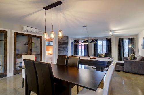 een eetkamer en woonkamer met een pingpongtafel bij L'Express in Saint-Férréol-les-Neiges