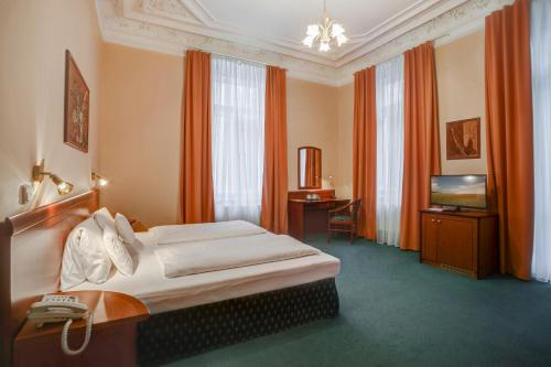 Postel nebo postele na pokoji v ubytování Hotel Westend