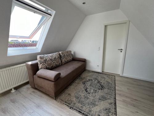 a living room with a couch and a window at Stadtwohnung Trossingen Zentrum 5 Zimmer Maisonette in Trossingen