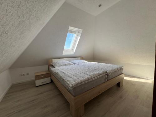 a bedroom with a bed and a window at Stadtwohnung Trossingen Zentrum 5 Zimmer Maisonette in Trossingen