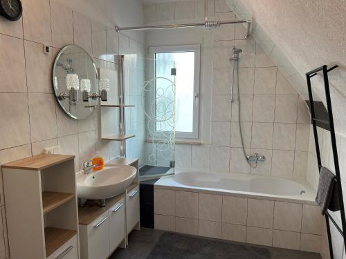 a bathroom with a sink and a bath tub at Stadtwohnung Trossingen Zentrum 5 Zimmer Maisonette in Trossingen