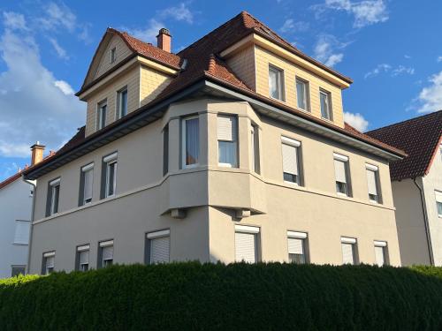 a large white house with a roof at Stadtwohnung Trossingen Zentrum 5 Zimmer Maisonette in Trossingen